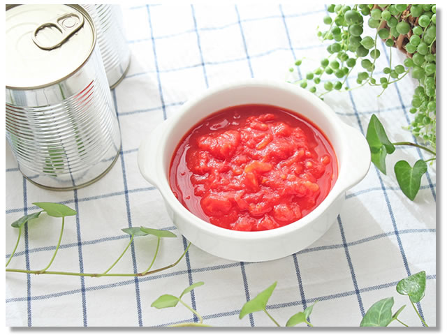 白い器に入れたトマトの水煮缶