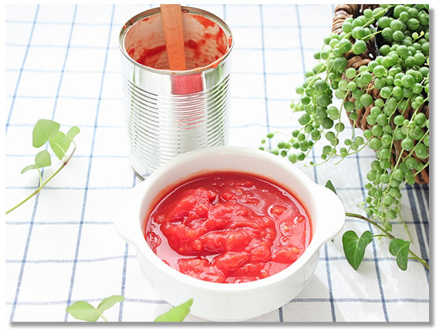 トマト缶とお皿に入れたトマトの水煮