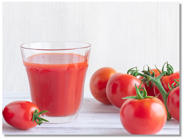 コップ１杯のトマトジュースとトマト