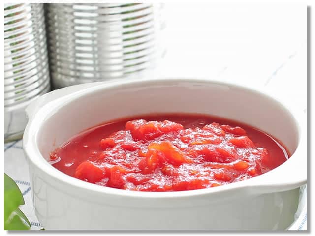 トマト缶と白い器にいれたトマトの水煮