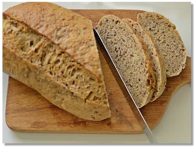 まな板の上でスライスする全粒粉のパン